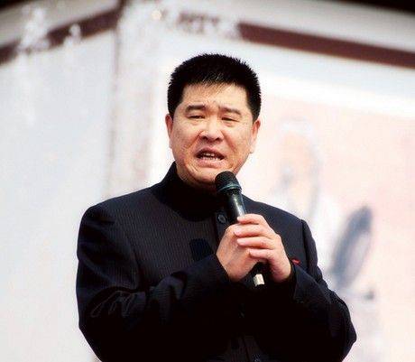 他是央视一哥,因"得罪"赵本山离开央视16年,如今57岁