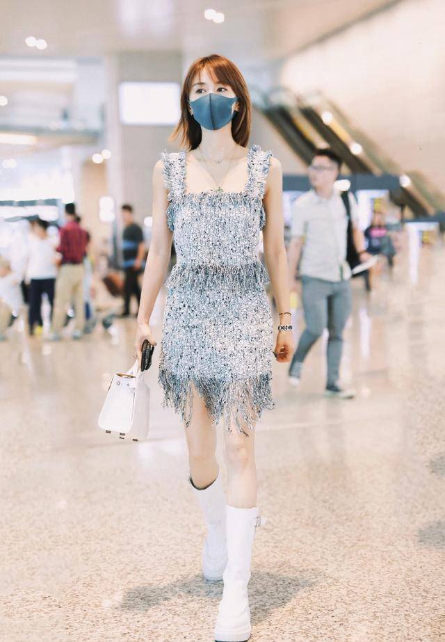 王子文太有少女感了,32岁穿拼接毛衣 中筒靴,俏皮可爱似学生_整体