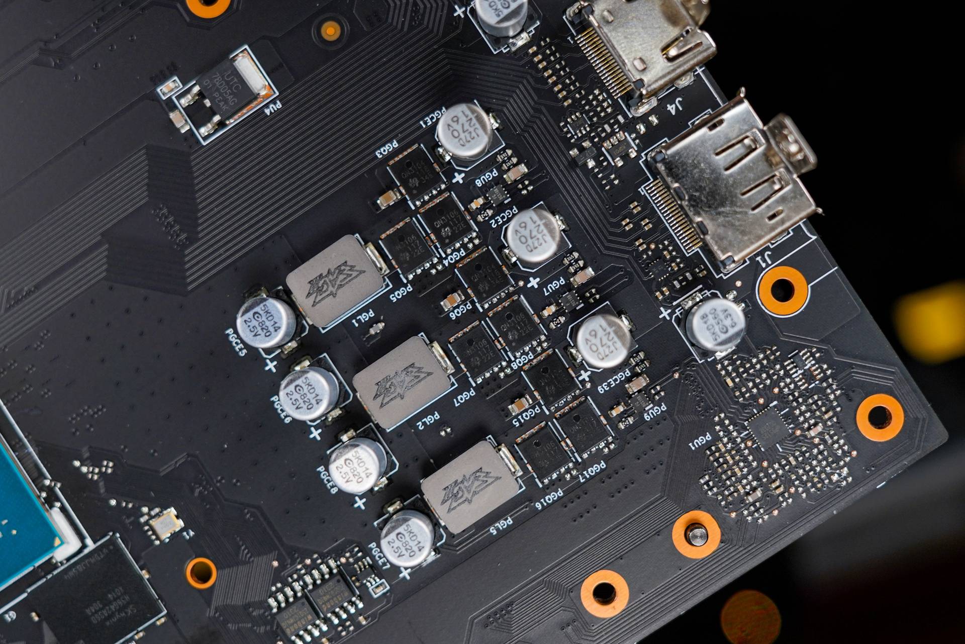 华硕巨齿鲨ats rtx4060 o8g gaming:惊艳低温甜品卡剖析_散热_装饰_的