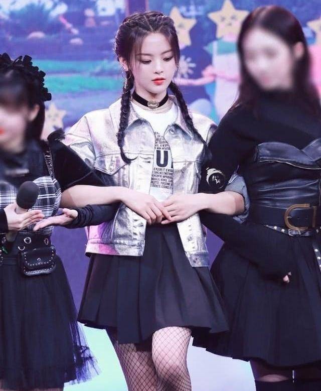 杨超越彻底告别少女风,黑色渔网袜搭配学生裙魅力十足!