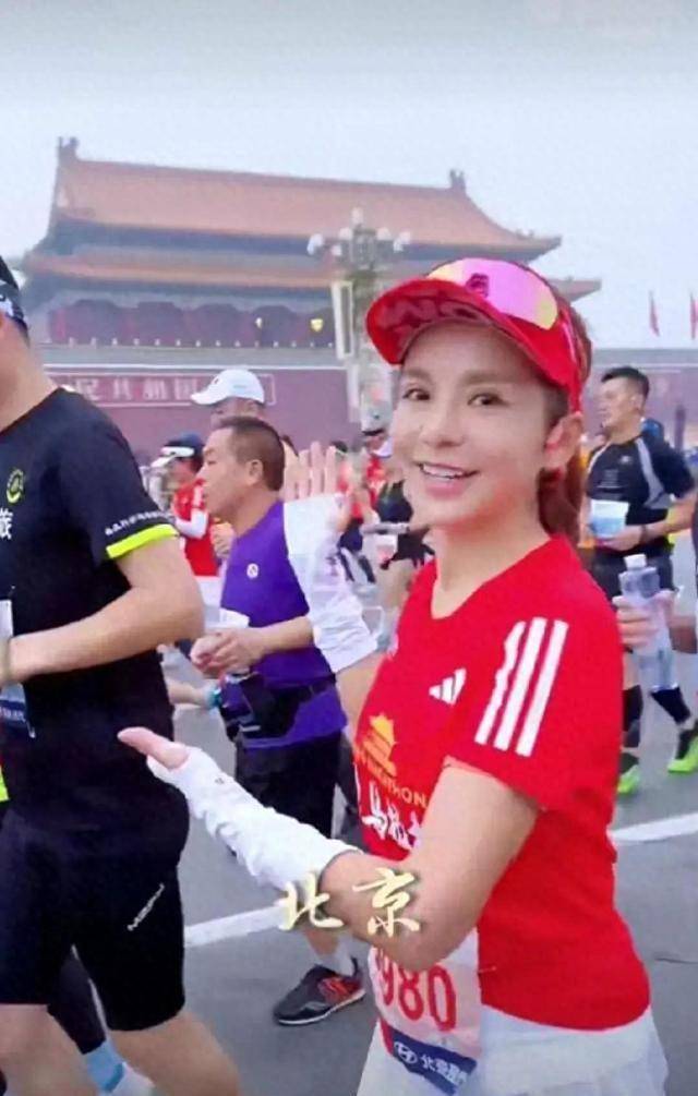 50岁朱迅完成自己首次马拉松,5个多小时完成,超过了大多数人_距离