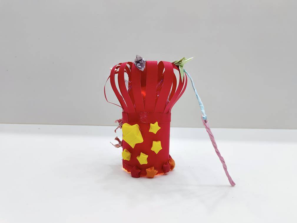 力,各显神通,自己巧手制作完成了一件件主题鲜明,智趣盎然的手工作品