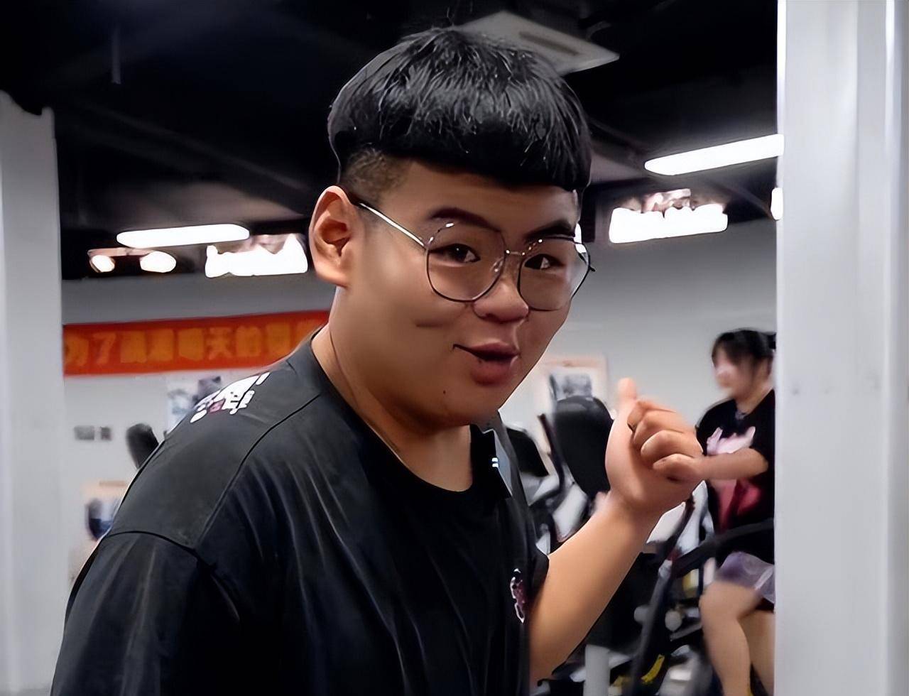 "中国首胖"王浩楠,为爱暴瘦480斤,成名后和娇妻离婚,网友飘了_体重
