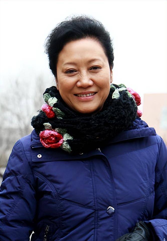 瞧67岁的王丽云,这样穿衣打扮多显优雅年轻_丝巾_时尚_颜色