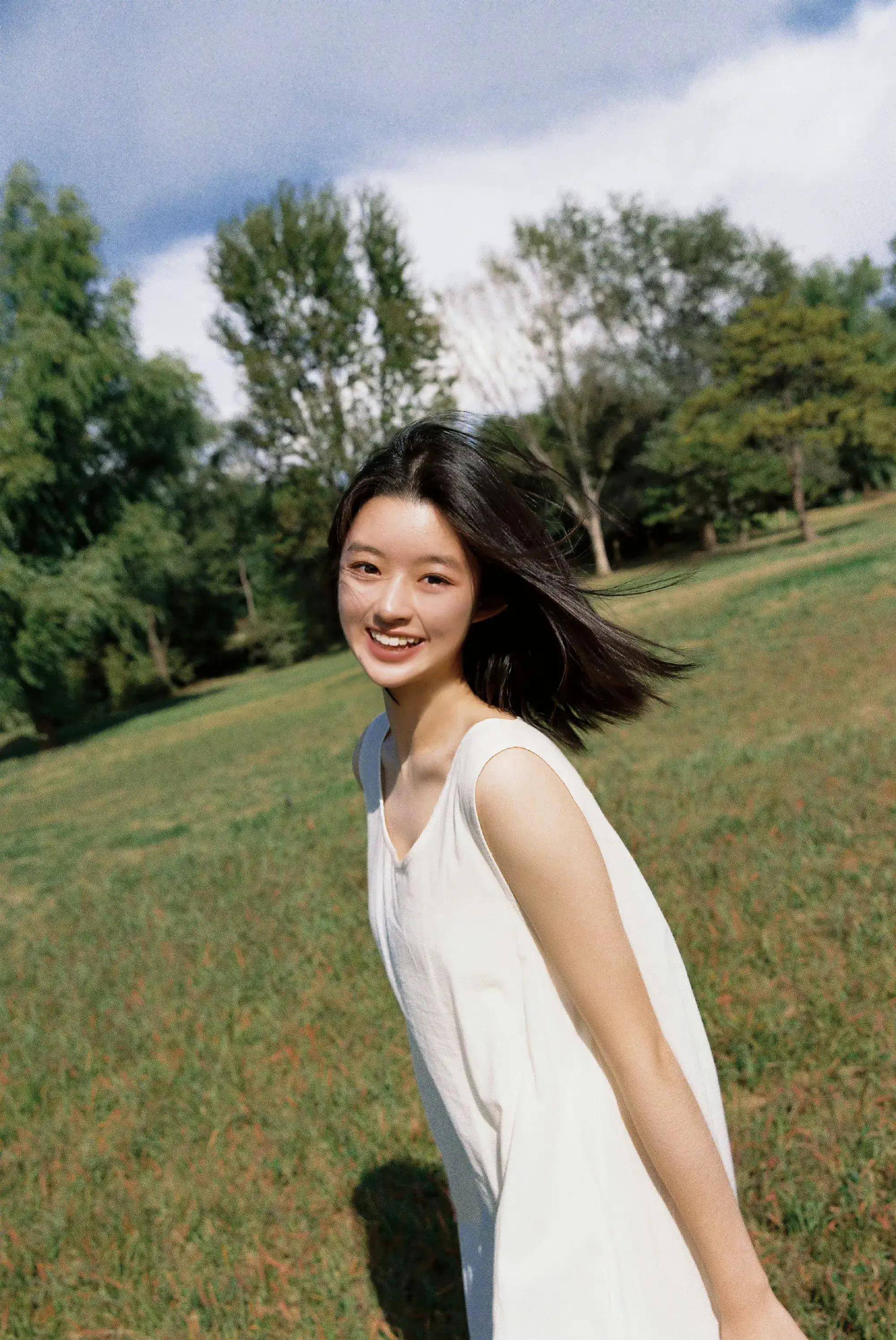 她还是个只有16岁的小女孩却已经出演过多部影视剧中女主的小时候众