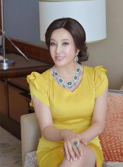 70岁刘晓庆近照震惊全网,81岁老公像爷爷,是画皮还是妖怪?