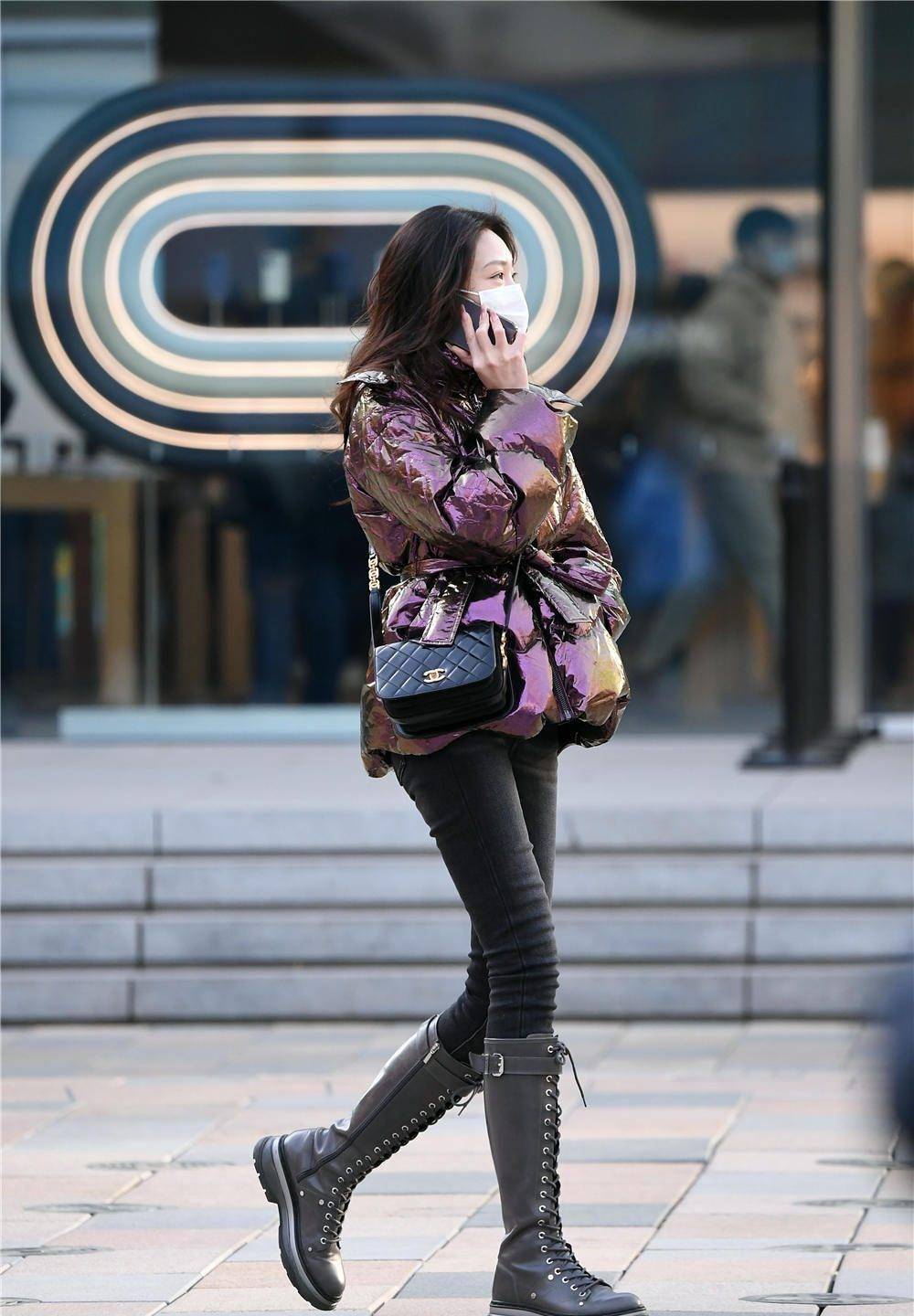 紧身牛仔裤搭配靴子是很多美女都喜欢的暖冬造型_黑色_设计_款式