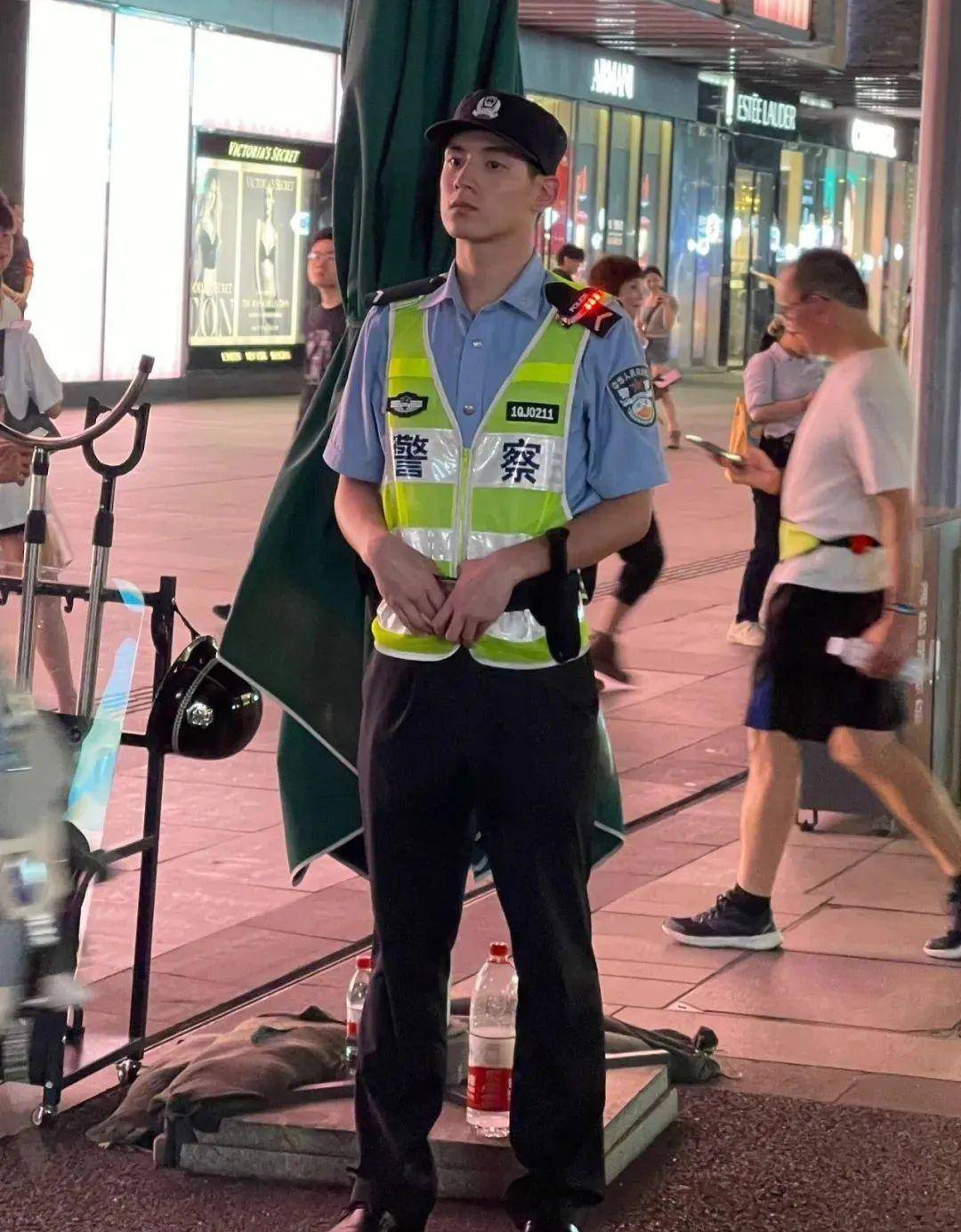 杭州亚运会警校生火出圈,185宽肩窄腰让人挪不开眼~_身高_眼泪_不争气