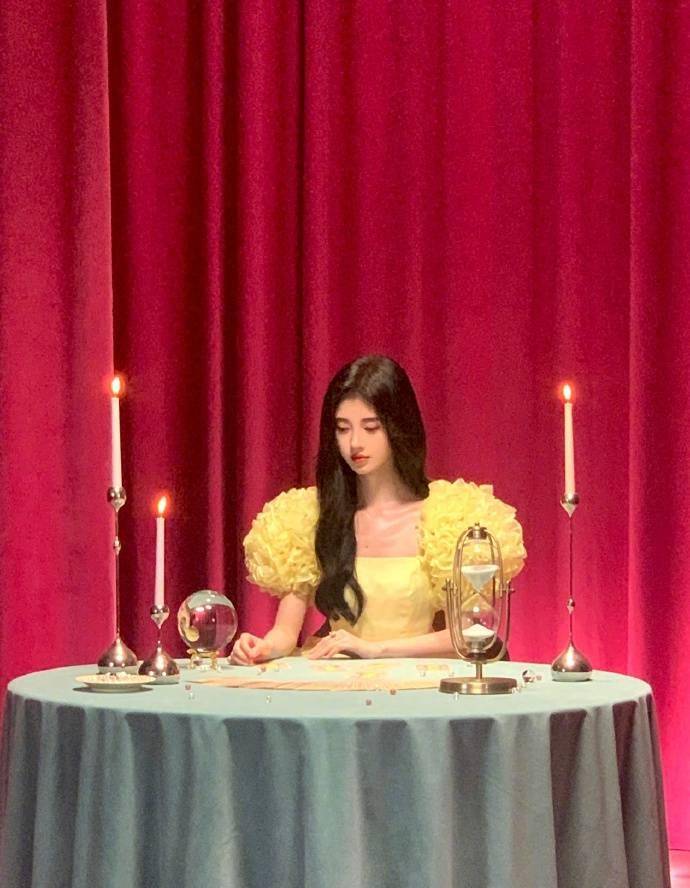 鞠婧祎最后一张美照曝光,卷发搭配淡黄色花瓣裙尽显温柔风范_造型