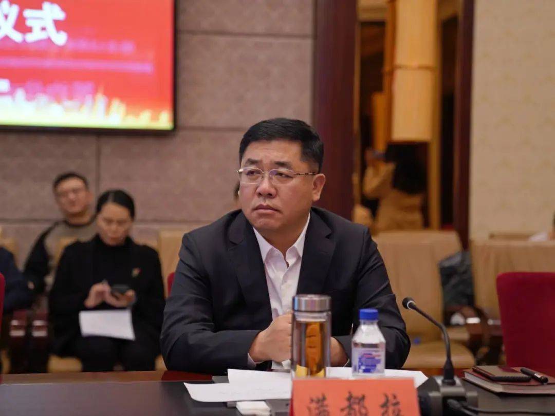 签约仪式上,满都拉代表前郭县政府和上海华庆石油发展集团有限公司