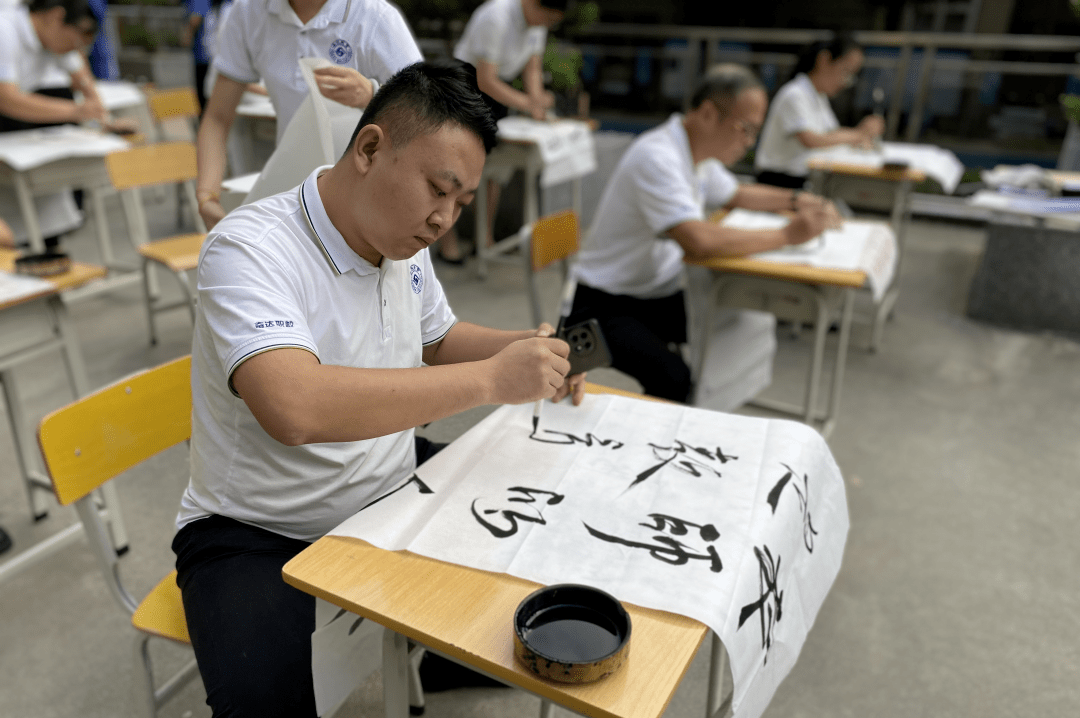 馨以饱满的热情,挺拔的姿态恣肆字间桃李03粉笔字赛场一方黑板展格物