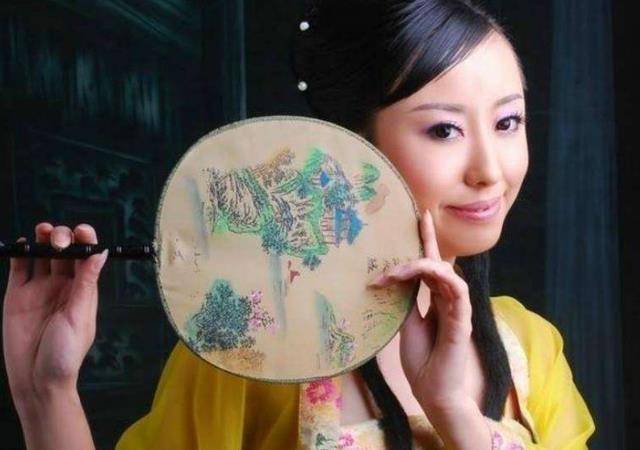 才女出上联"面对面吃面",和尚情急对出下联,才女听后又气又羞_苏小妹