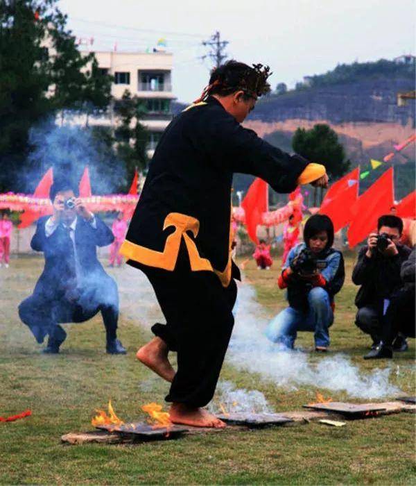 此外,在松桃还有捞油锅,火烧身,钢针刺喉,斜走大刀,舌舔红犁,枪尖舞蹈