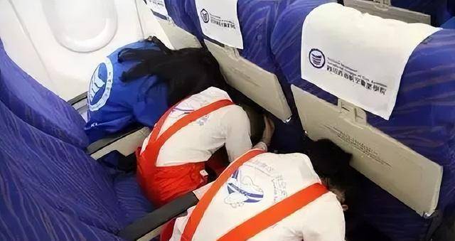 为什么川航3u8633事故中,机长刘传健能够获奖500万_乘客_飞机的_气流