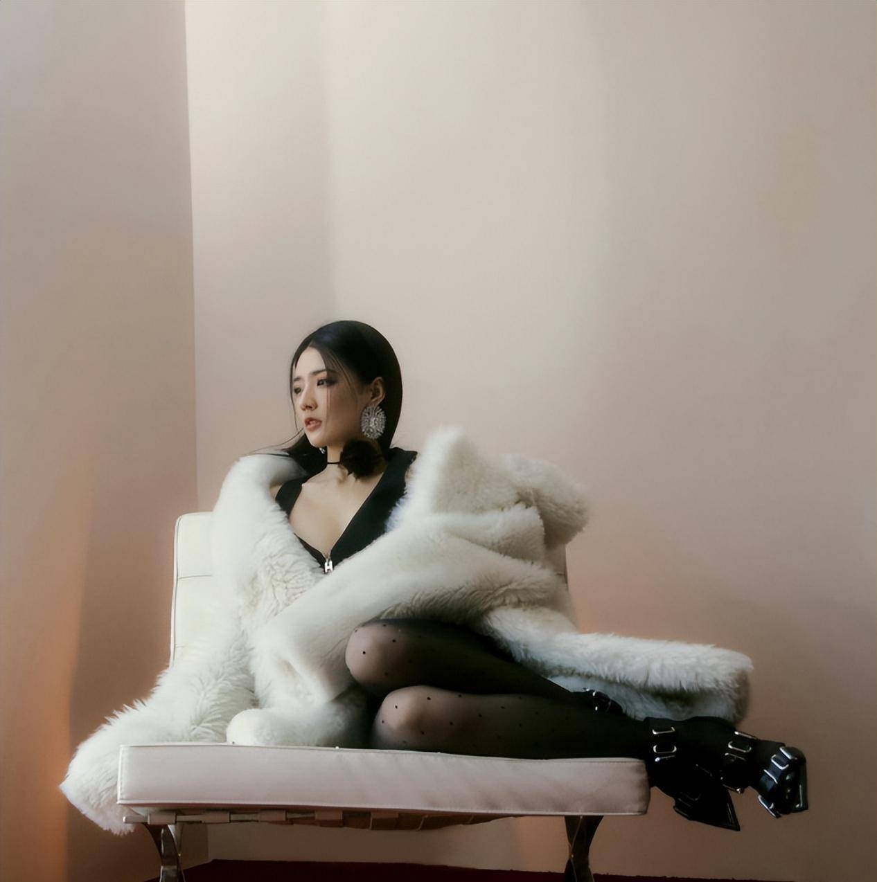 徐璐彻底发现了贵族女性的风范,黑色袜子搭配毛衣,女人味十足!