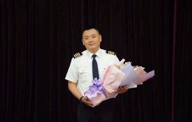 为什么川航3u8633事故中,机长刘传健能够获奖500万_乘客_飞机的_气流