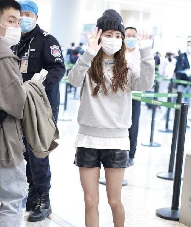 这样的黑色袜子也清晰地体现出张嘉倪美丽修长的双腿线条.