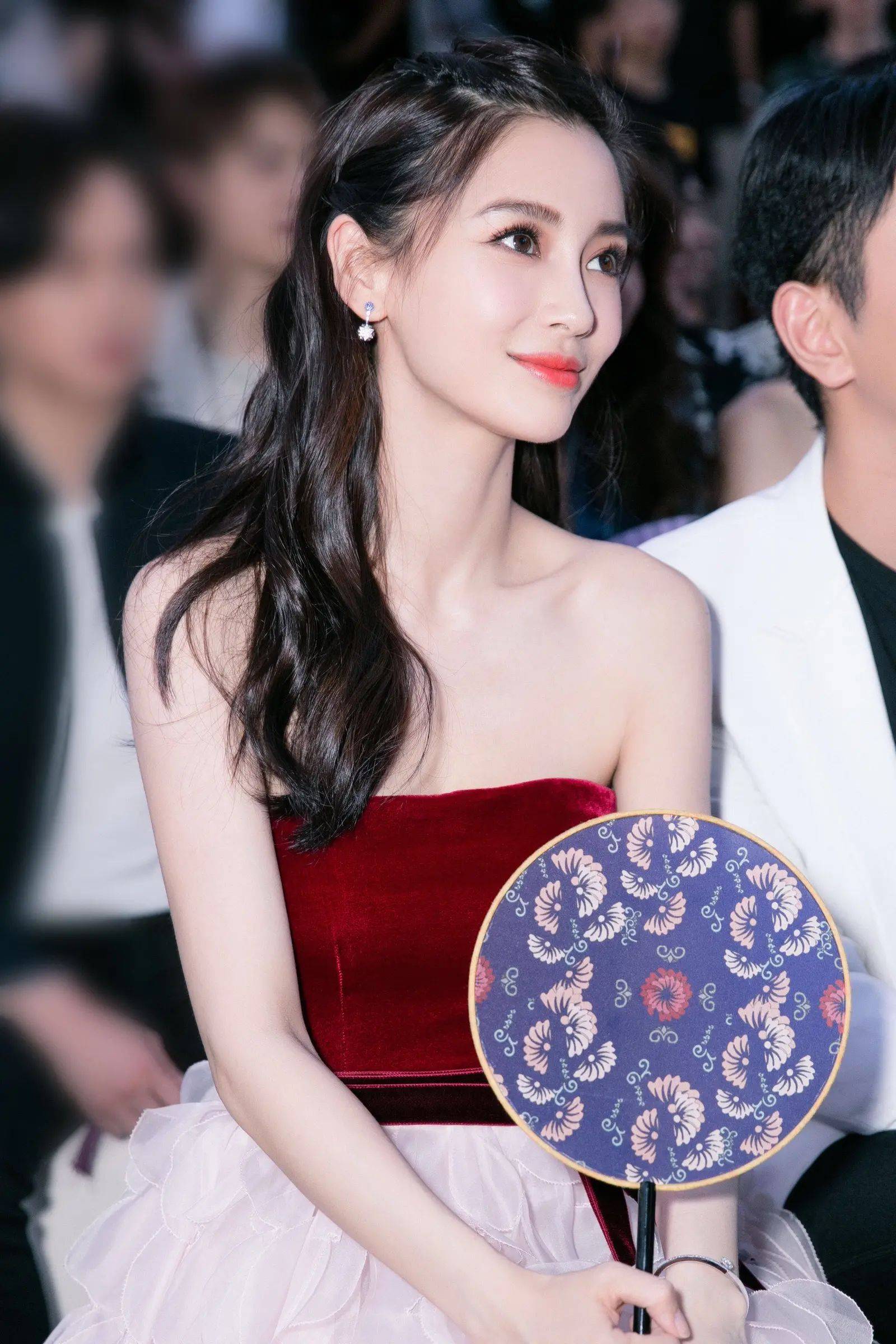 知情人曝杨颖求很久仍被主办方拒绝参加活动,被蒂芙尼追讨违约金_事件_道德_形象