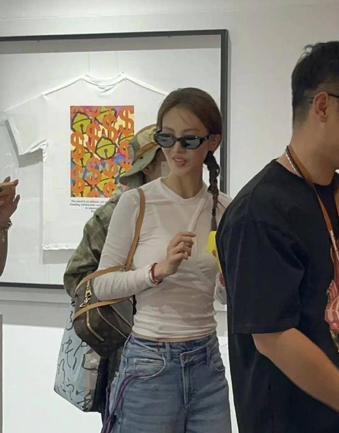 娱乐圈艺人金晨穿透视装露出胸前一片纹身_鼻子_网友_明星