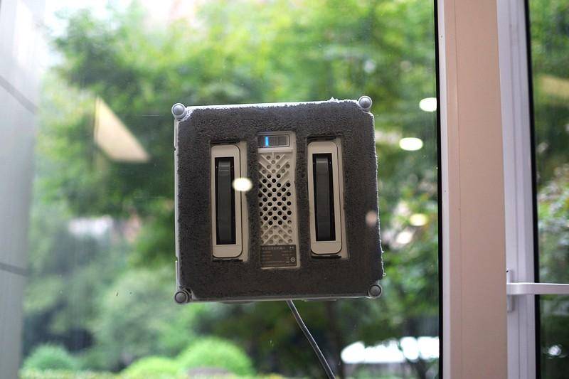 让擦窗更轻松 双向四喷头 赫特智能擦窗机器人W9