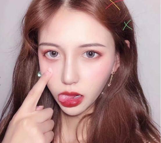 "从不顶撞老婆"的生肖男性格非常温柔,不忍心惹老婆生气,激怒老婆