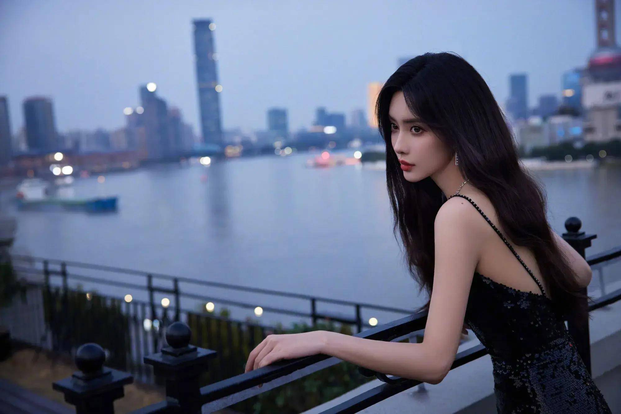 孟子义穿黑色吊带深v亮片裙漫步上海外滩 身材凹凸有致 丰满性感