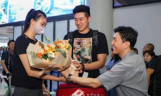 张常宁带闺蜜赵丽娜助阵吴冠希,老公怒砍4 5她笑容灿烂_比赛_上海