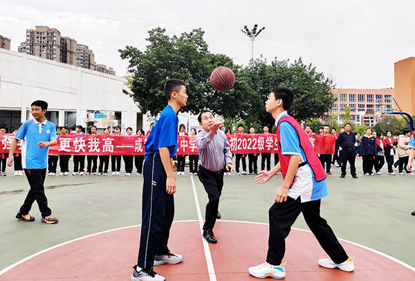 比赛由川化中学陈露书记和姜祥路校长开球,随着一声哨响,此次篮球联赛