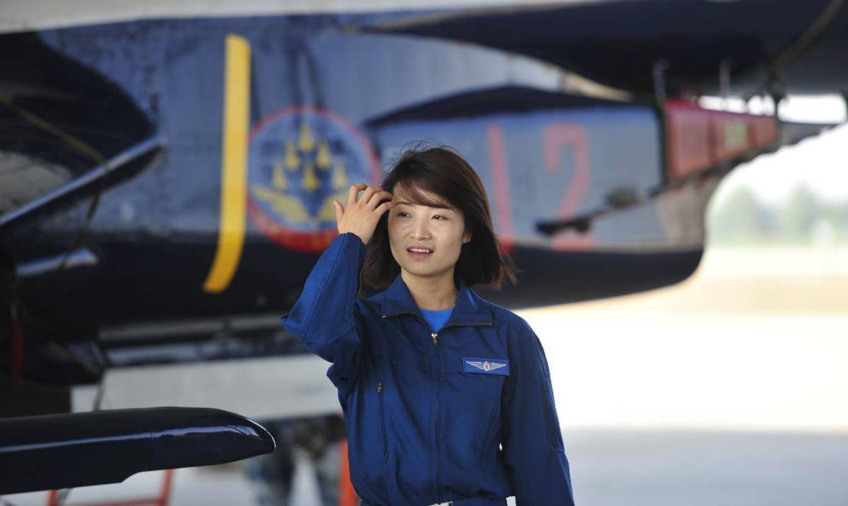 30岁女战士,因飞行训练血染长空,曾是首位驾驶歼10的女飞行员_余旭