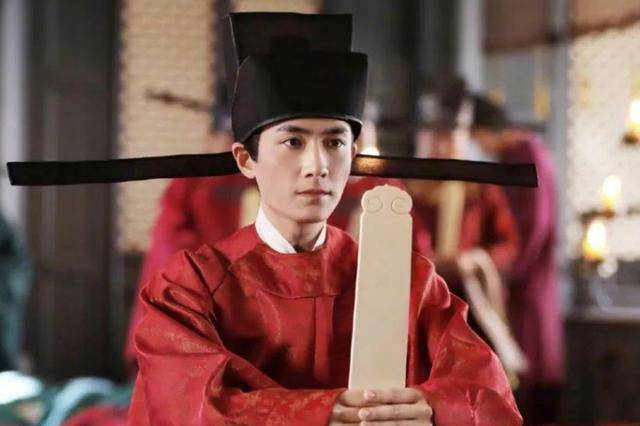 宋朝官帽有2根"帽翅",是为了防止官员交头接耳,皇冠为何也有_赵匡胤