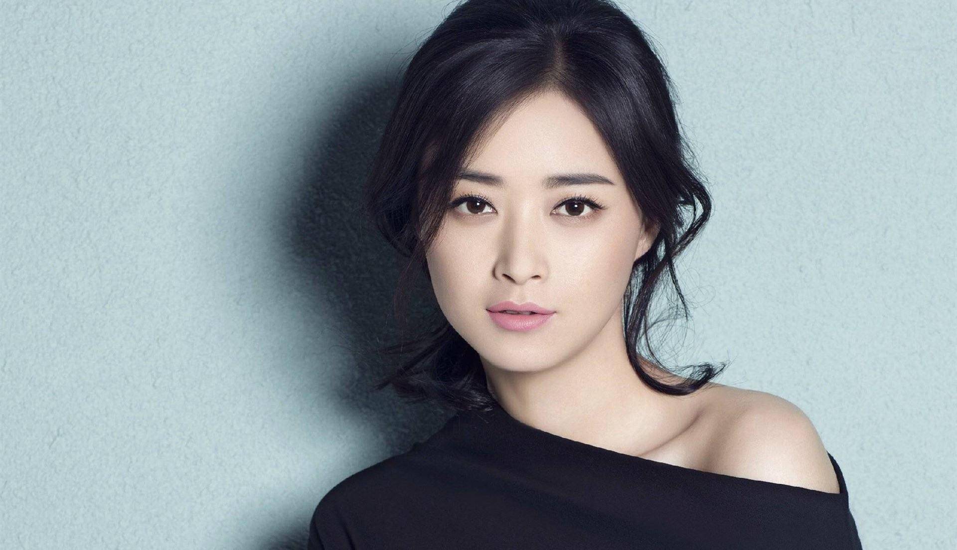 出生于新疆而后又在河南长大的蒋欣,近些年来可以说是风头正盛,凭借着