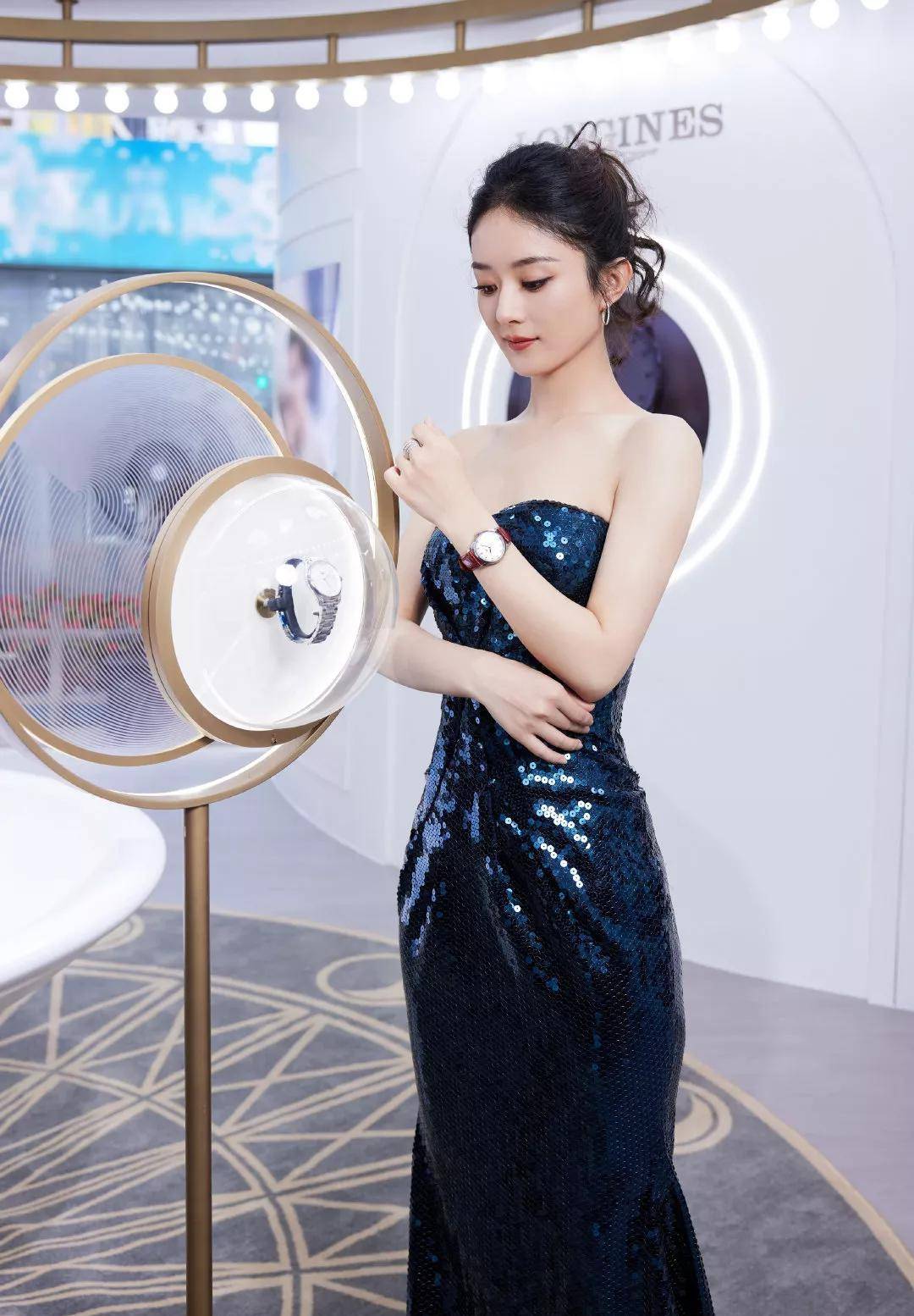 赵丽颖目前的时尚宣言非常出色,她身穿黑色串珠抹胸,尽显奢华感