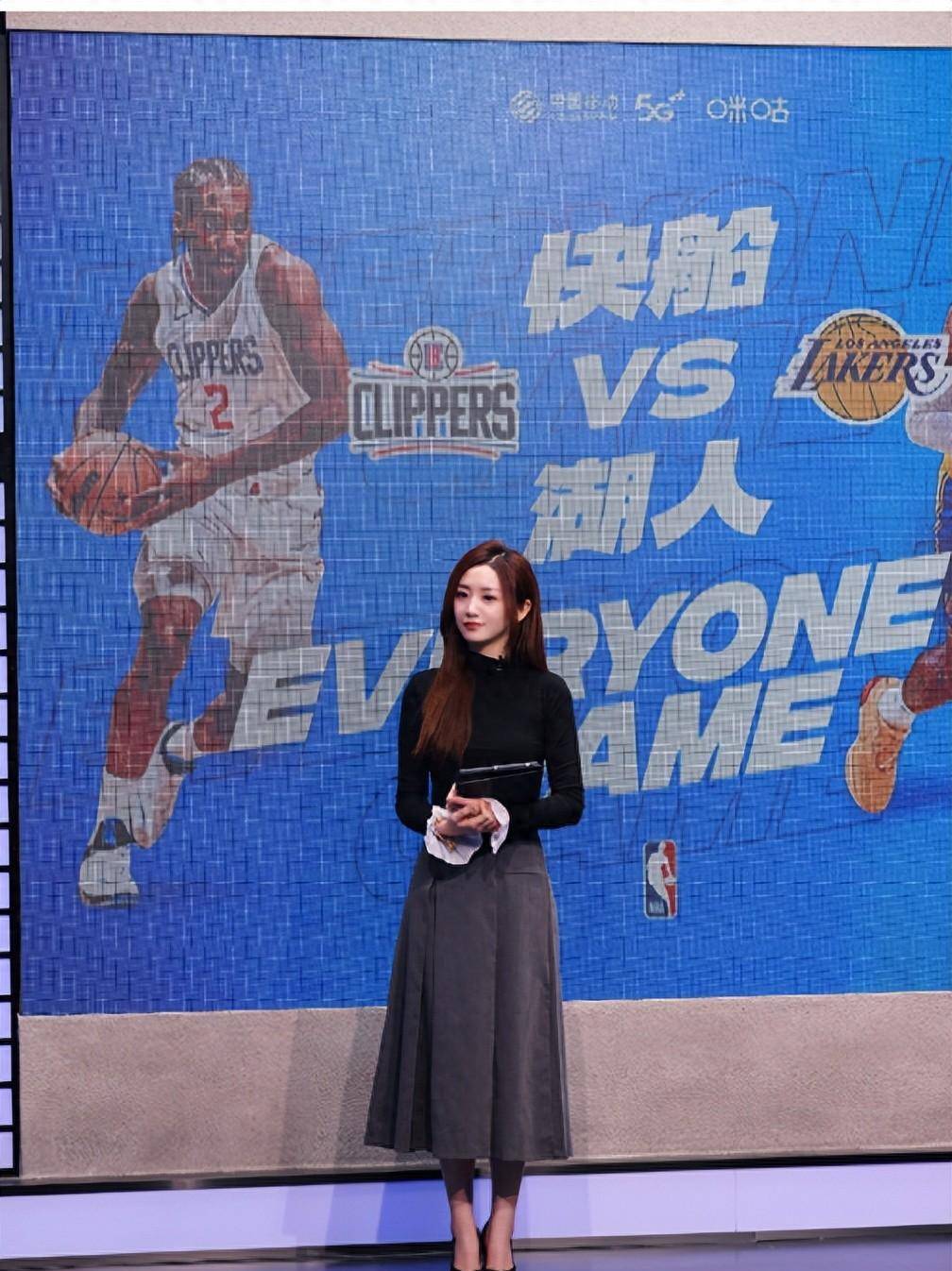 nba美娜掀球衣了高清图片