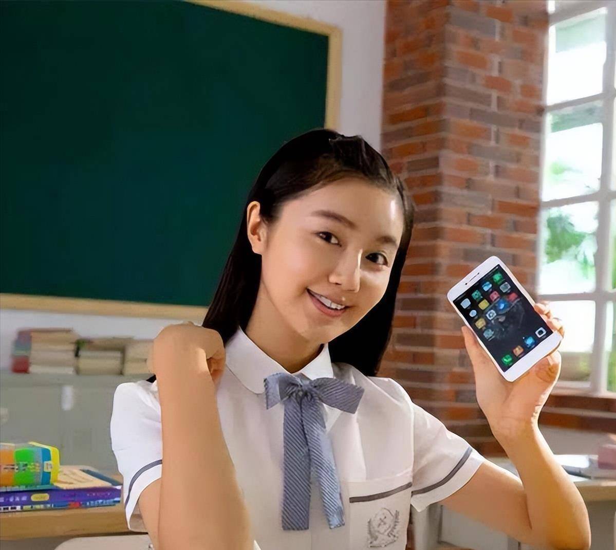 "点读机女孩":高考时因谣言又火过一次,今亭亭玉立美得不敢认_高君雨