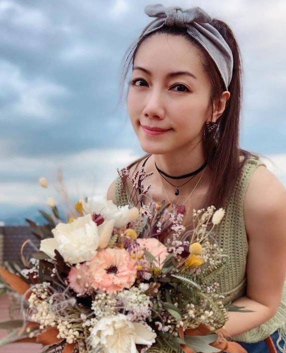 王宇婕1981年9月27日出生于国外尼西亚,妈妈是老一辈邵氏女星萧瑶