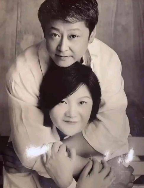 亲生父母抛弃,两段坎坷婚姻,女儿评论章含之:太把男人当回事了_洪晃