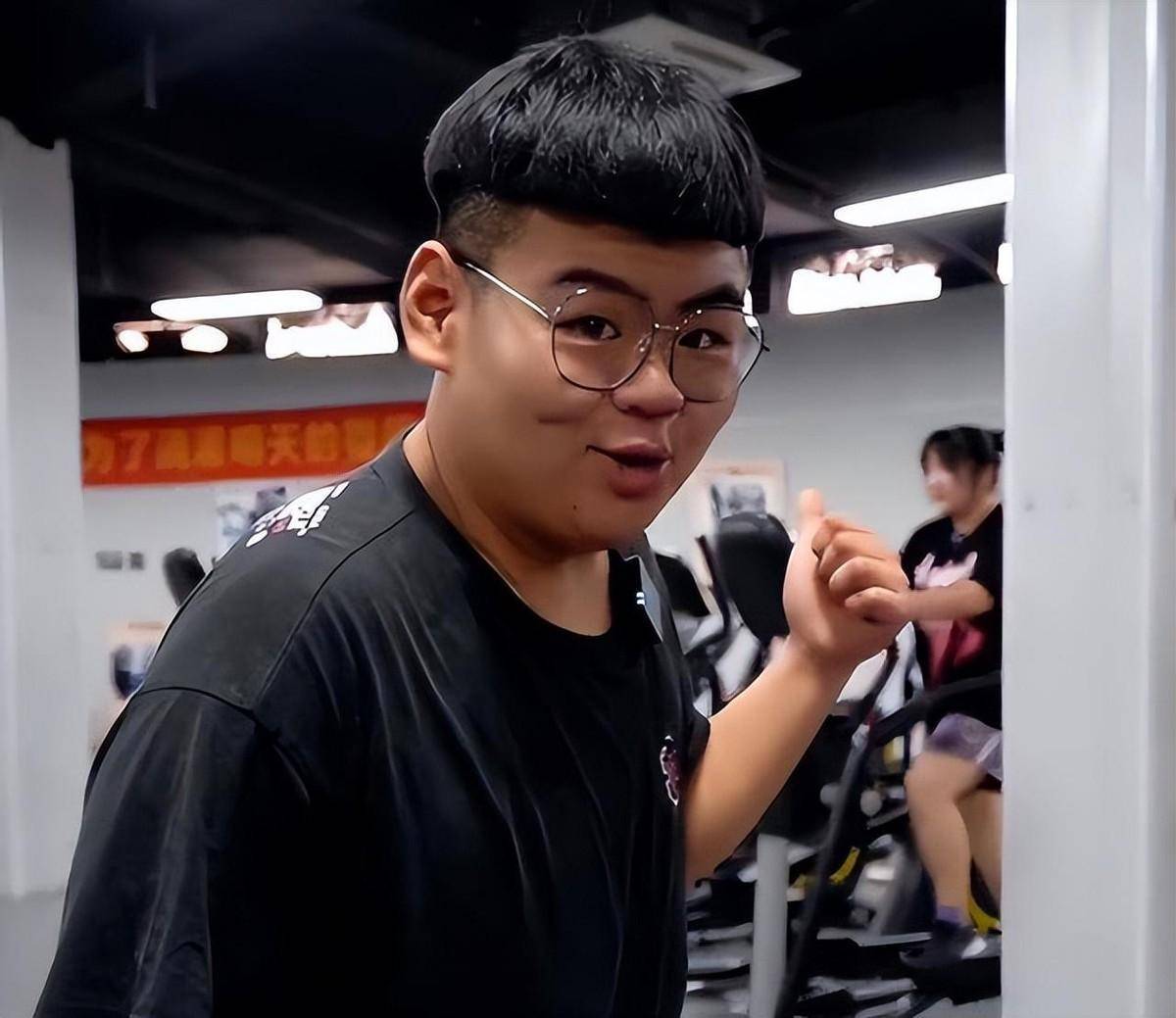 生意兴隆,一时间,王浩楠成为了家喻户晓的网红健身达人,上百万粉丝