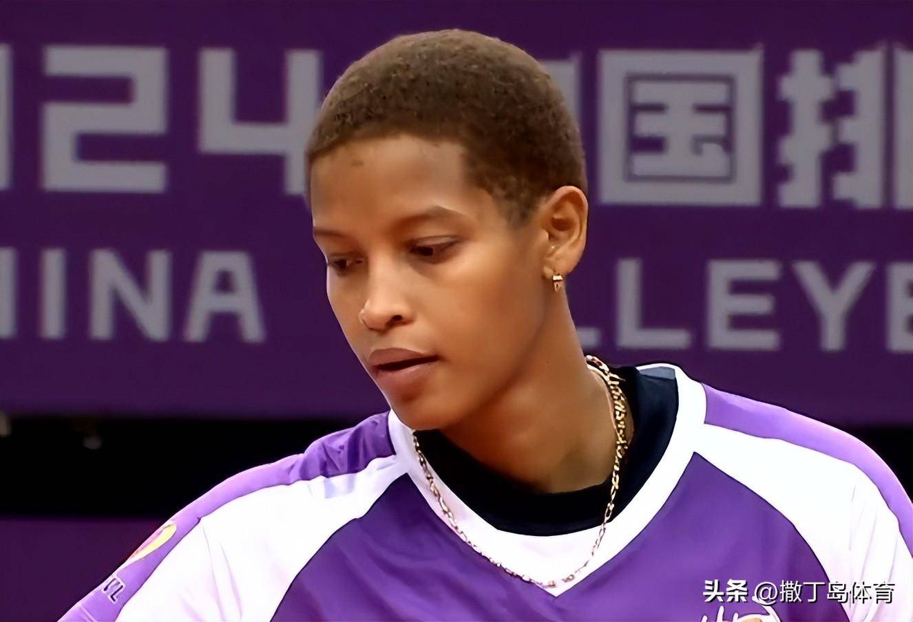 第三局,宋立琪的战术球有贡献,两局优势在手,姚迪开始调动王艺竹和