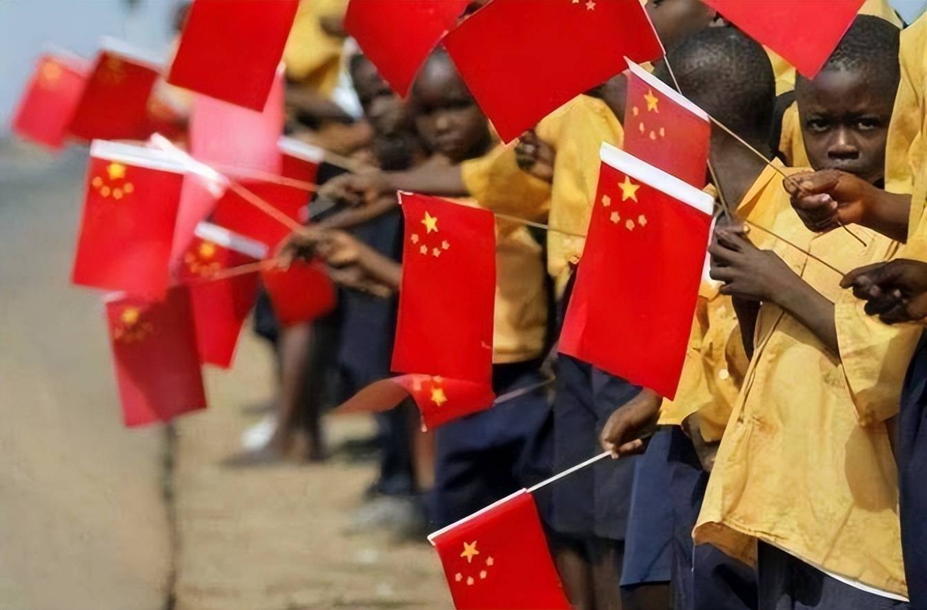 中国捐出的旧衣服,运到非洲后成什么样了?看完你还会捐吗?