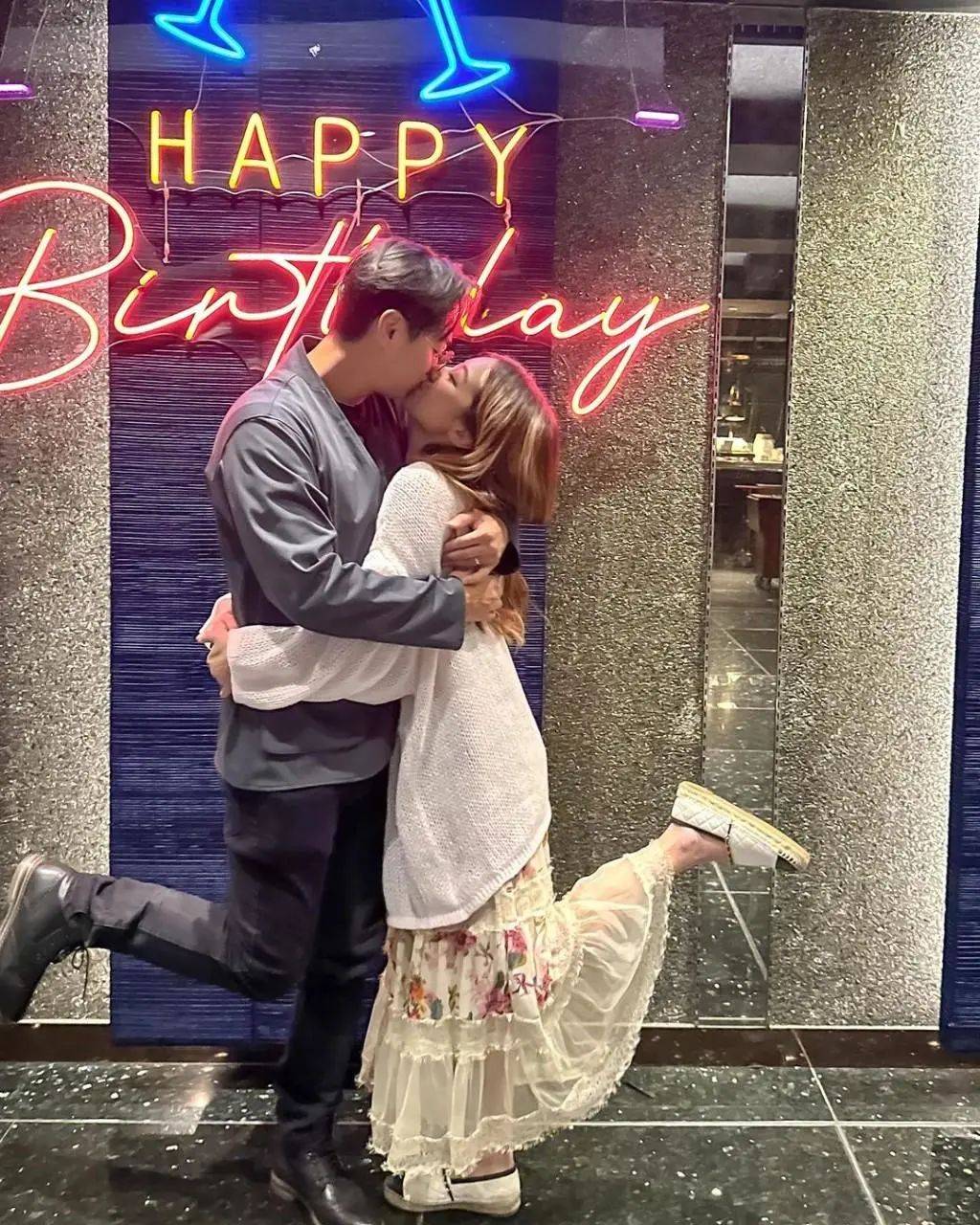 tvb女星31岁生日,与老公热吻一脸陶醉,周嘉洛,陈滢到场祝贺_何雁诗_郑