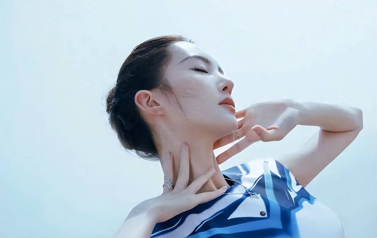 金晨金鸡奖红毯造型引热议:网友齐呼"像礼仪小姐"_旗袍_气质_头发