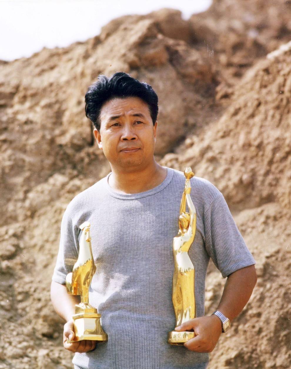 张艺谋眼里有泪:曾寄居岳父家引发矛盾,他永远感恩吴天明_萧华_女儿