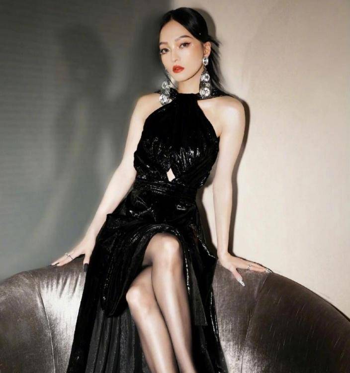 可以说,张韶涵选择这样的黑袜子,立刻就让他的性格发生了很大的改变.