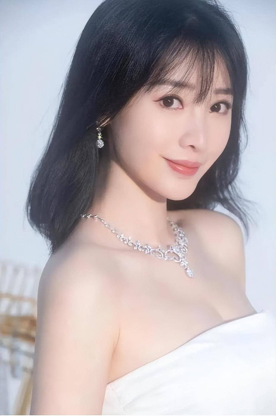 人在做,天在看:柳岩42岁无人敢娶的真相揭秘!_转型_电影_大鹏