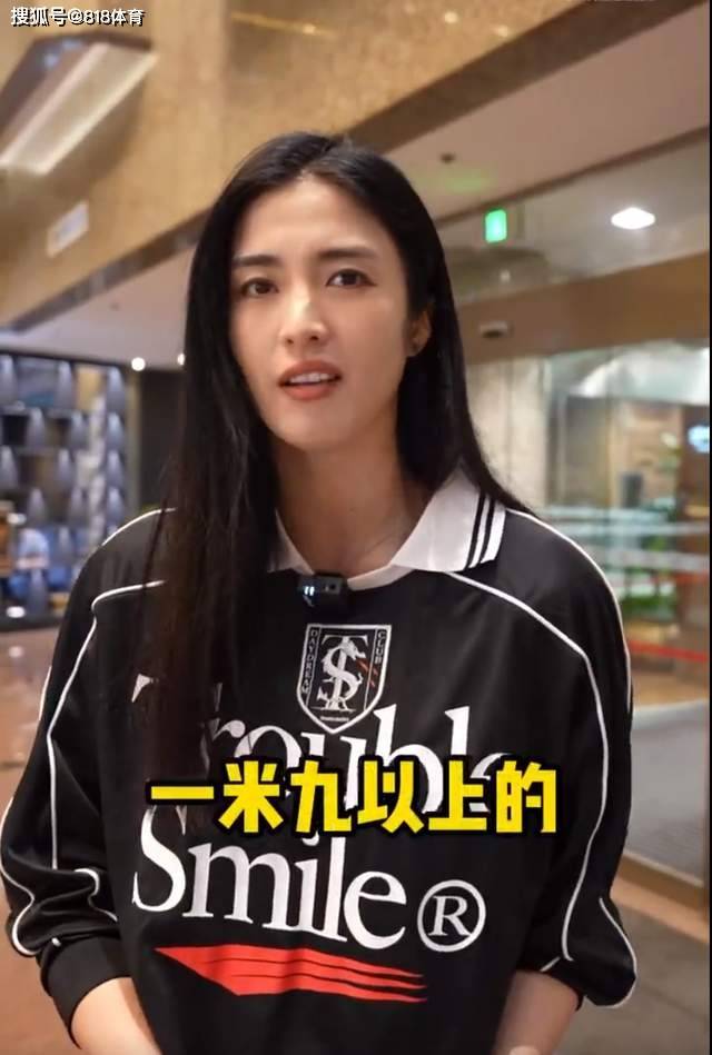 张常宁带闺蜜赵丽娜看新疆比赛,一水1米9帅哥娜姐手心出汗_吴冠希