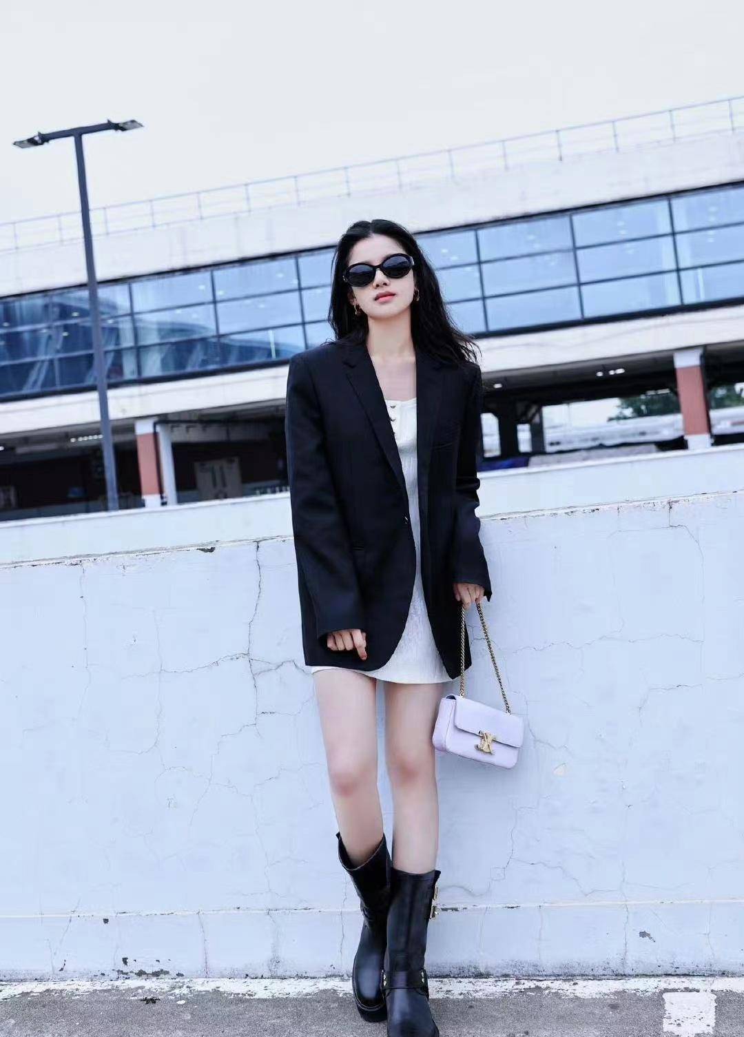 张婧仪去戛纳出席品牌活动,身穿黑色西装裙,酷女孩加入网络_时尚_层次