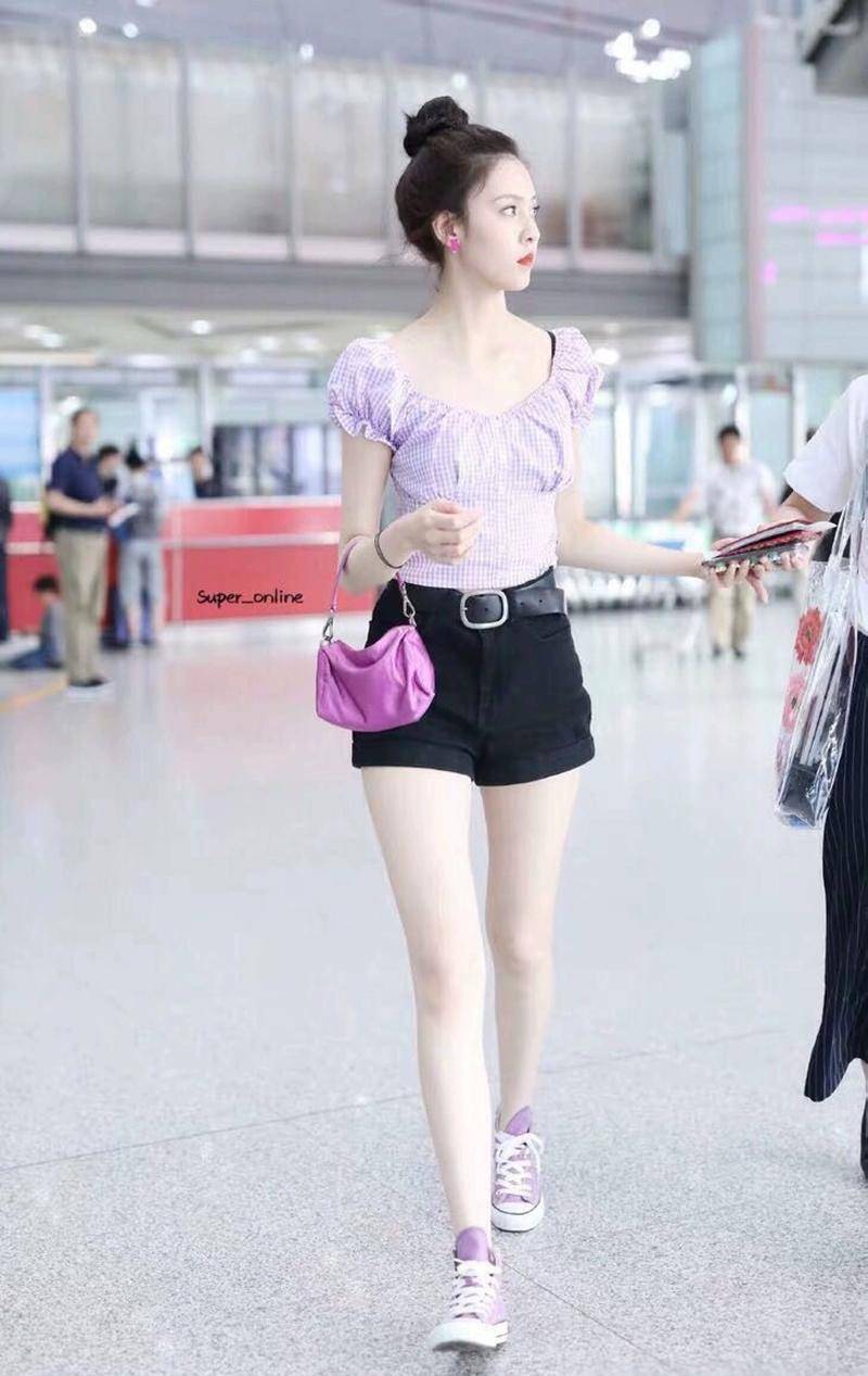 宋妍霏减龄显瘦小心机,泡泡袖上衣搭配黑色超短裤,有没有被美到_夏天