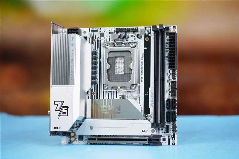 七彩虹CVN B760I D5**舰评测：狠能打的高颜值小钢*** 14代酷睿i7满血发挥(图1)