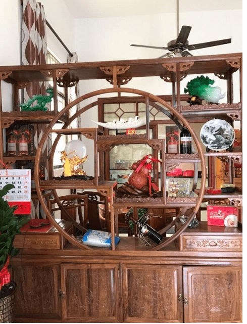 一楼的装修略好一些,这个博古架父母很喜欢;这是进院子的大门,独家