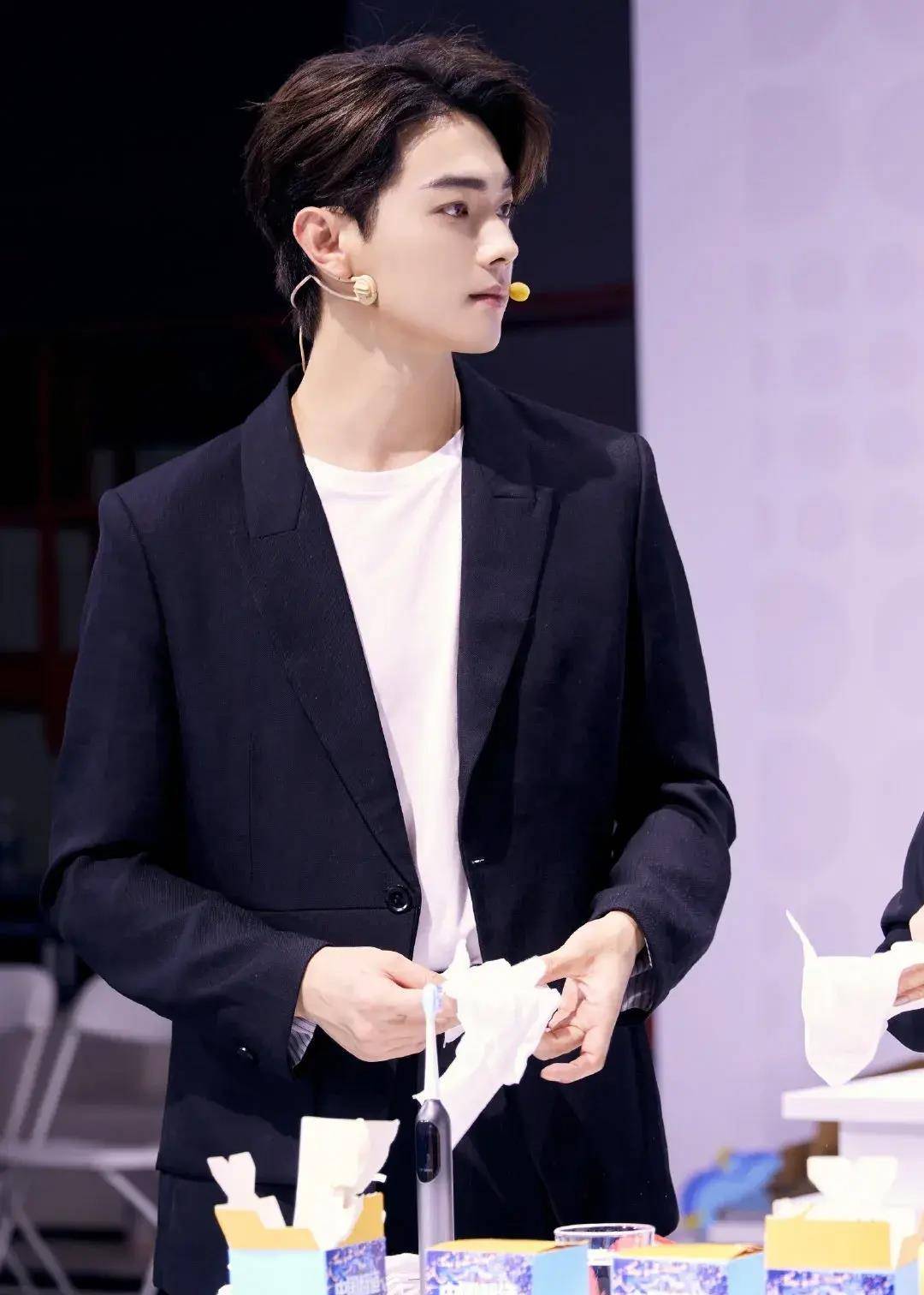 5娱报:王一博檀健次杨紫范丞丞罗云熙白鹿刘诗诗许凯景甜宋茜_品牌